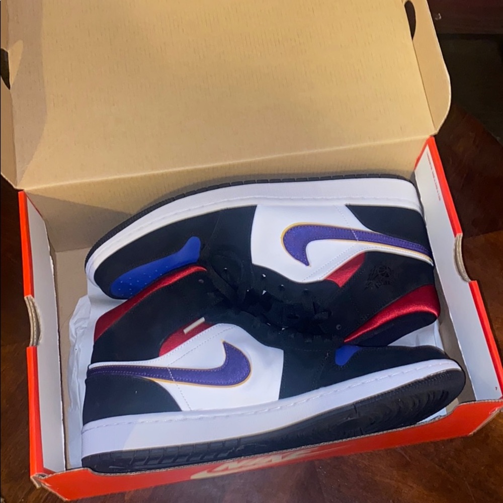 Jordan 1 lakers Mid Top 3